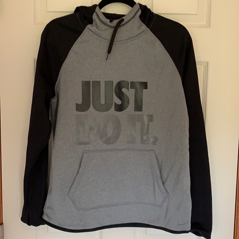 NWOT women’s Nike therma-fit hoodie